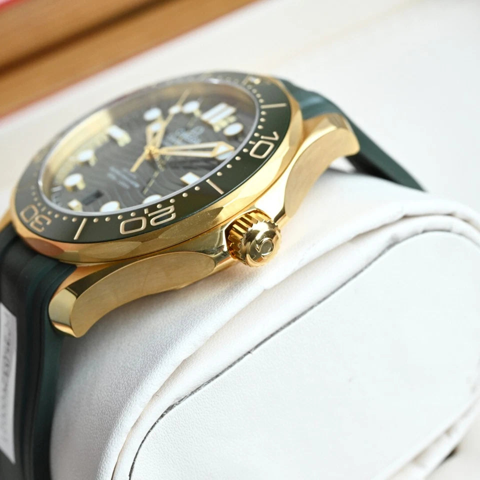 Omega The new Omega Seamaster Gold and green gold-plated 42mm mechanical watch